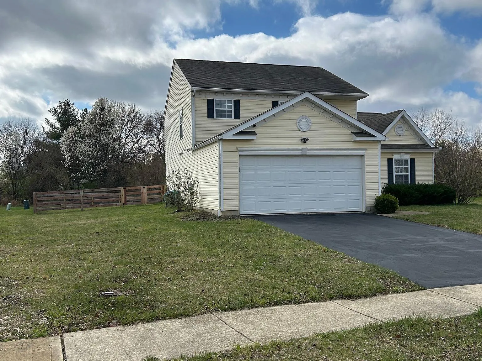 4 bed, 2000 sqft, $2,400 — Photo 2
