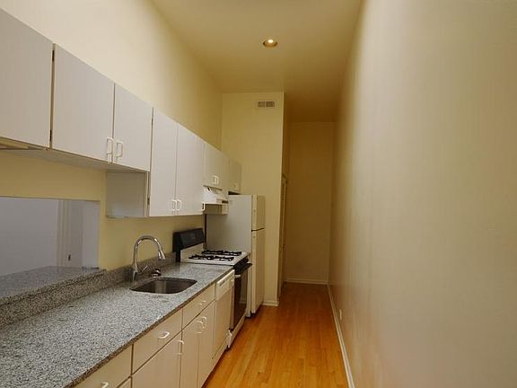 3rd image of 3257 N Sheffield Ave APT 304