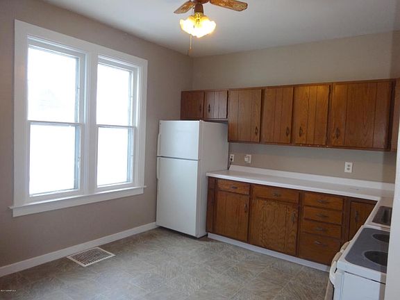 3rd image of 1022 Saint John Ave