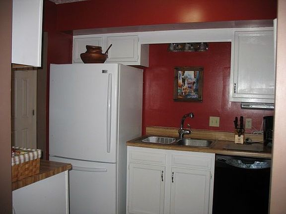 Cheerful red & white kitchen