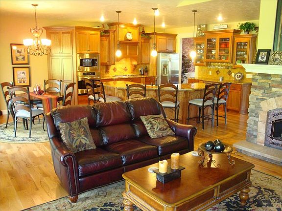 2nd image of 104 Canyon Greens Ct