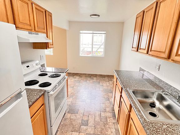 3rd image of 631 Sylvan St APT 1
