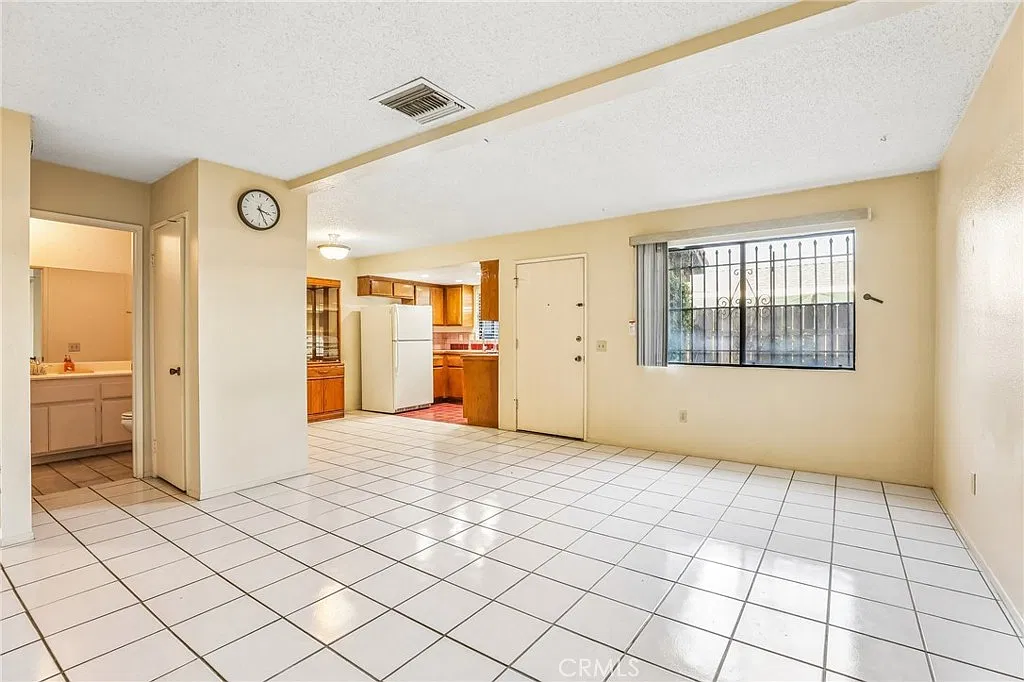 3 bed, 1337 sqft, $3,300 — Photo 3