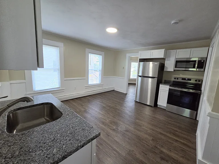 240 Maple St #2 — Photo 4