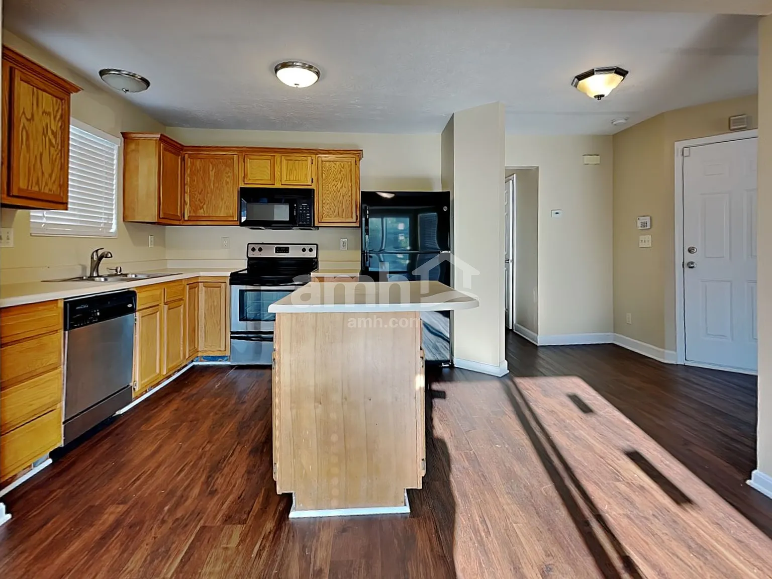 3 bed, 2.5 bath, 1437 sqft, $2,110 — Photo 3