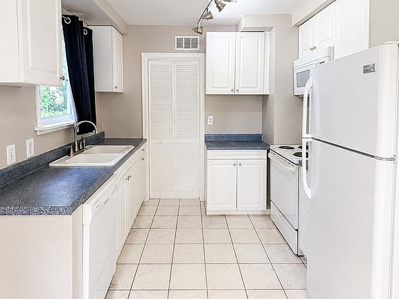 4th image of 24264 Cloverlawn Ave