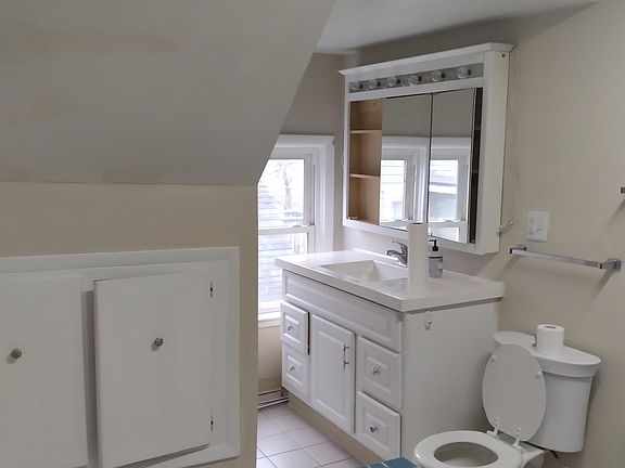 4th image of 528 Richmond Ave #3