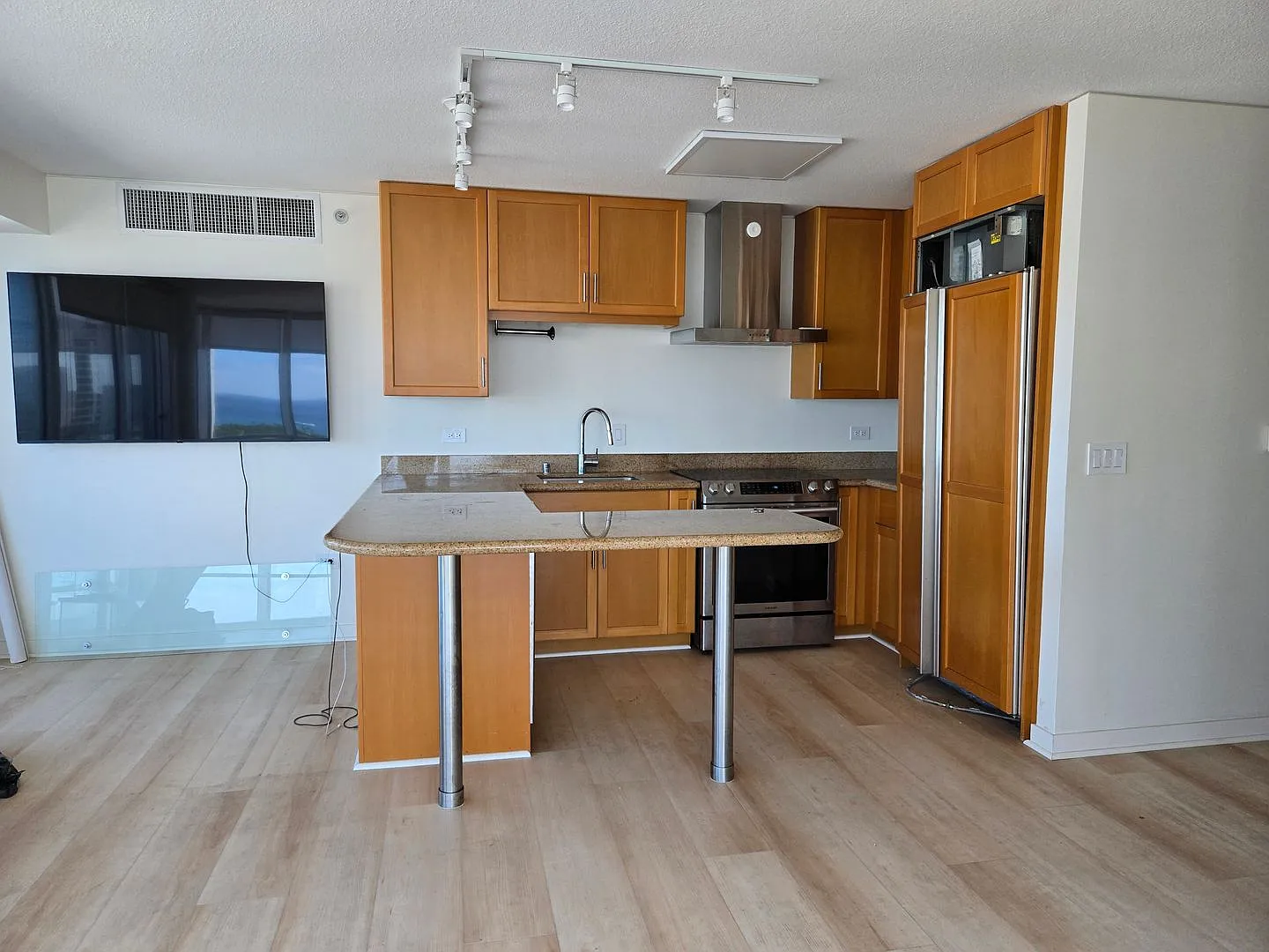 Moana Pacific West Tower Spacious 3BR/2BA with 2 Covered Parking — Photo 2