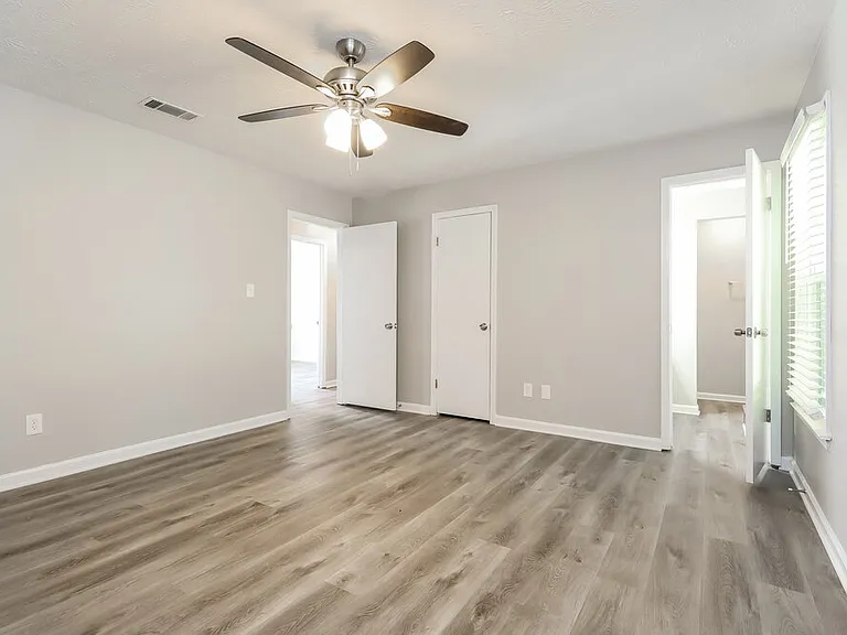 35 Riverside Ct — Photo 9