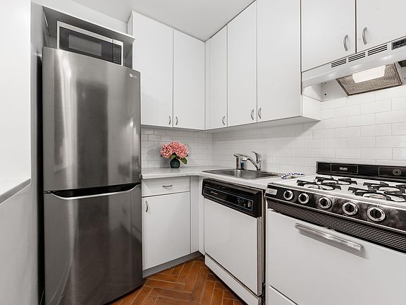 3rd image of 220 E 67th St APT 3C