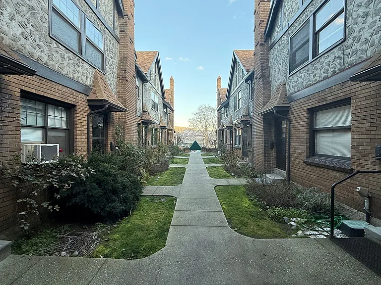 Evergreen Court Apartments — Photo 8