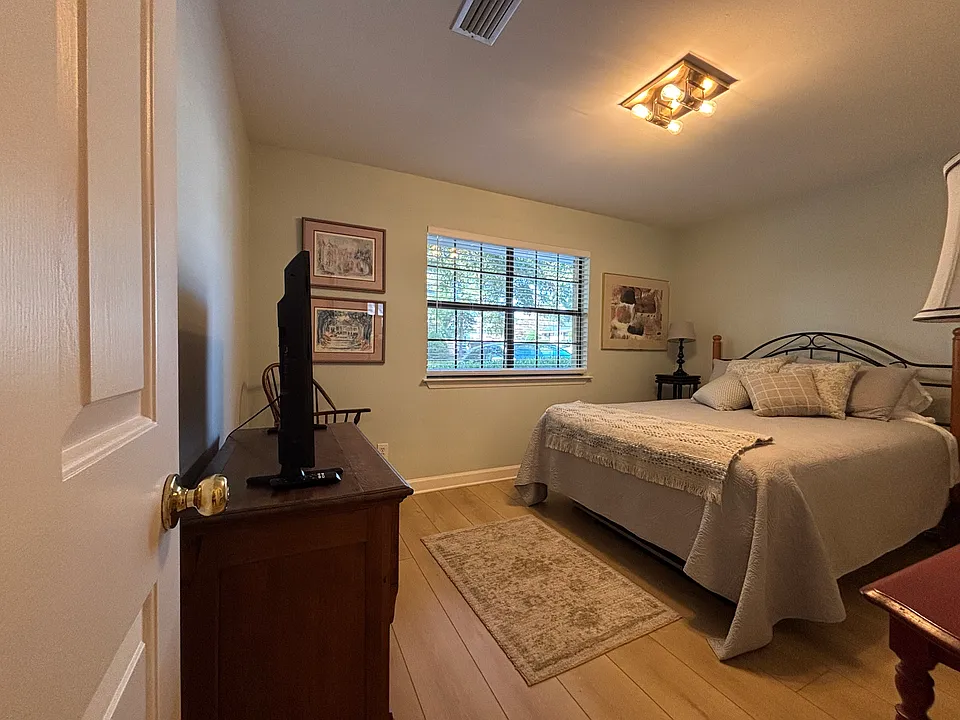 Guest/second bedroom