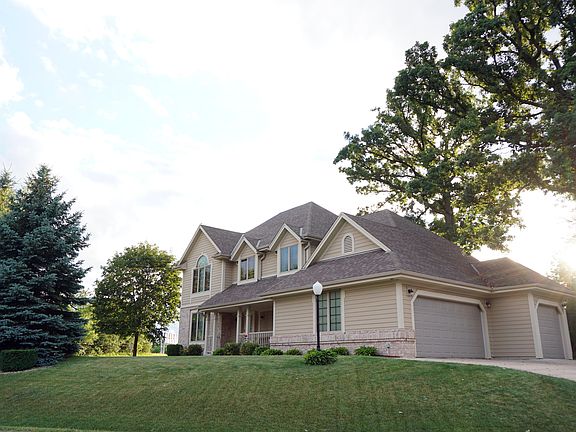 Front w/3 Car Garage
