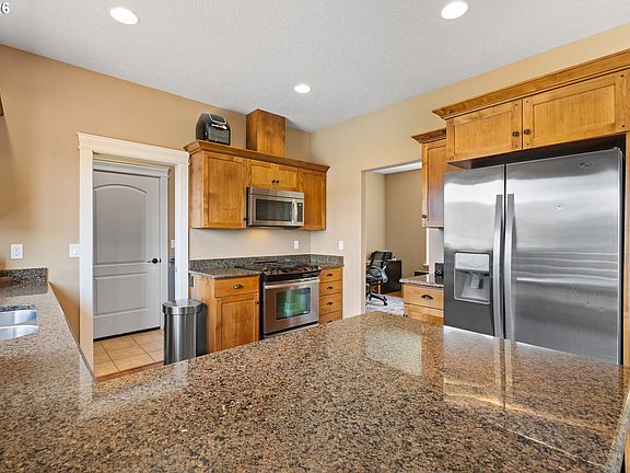 4th image of 755 Valley Vista St
