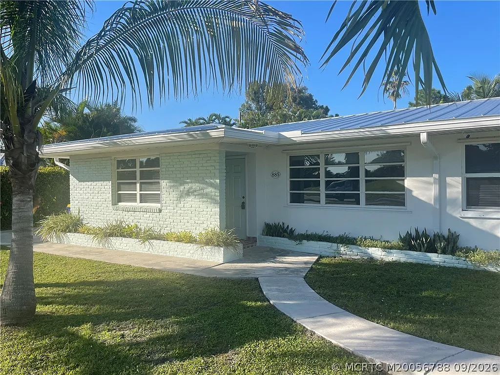 2 bed, 1.0 bath, 958 sqft, $2,200 — Photo 1