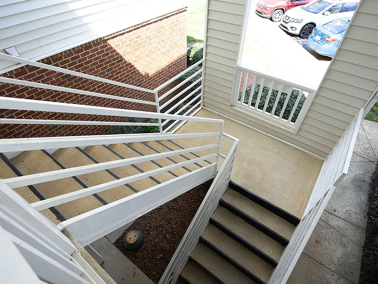 521 Renshaw Ct — Photo 2