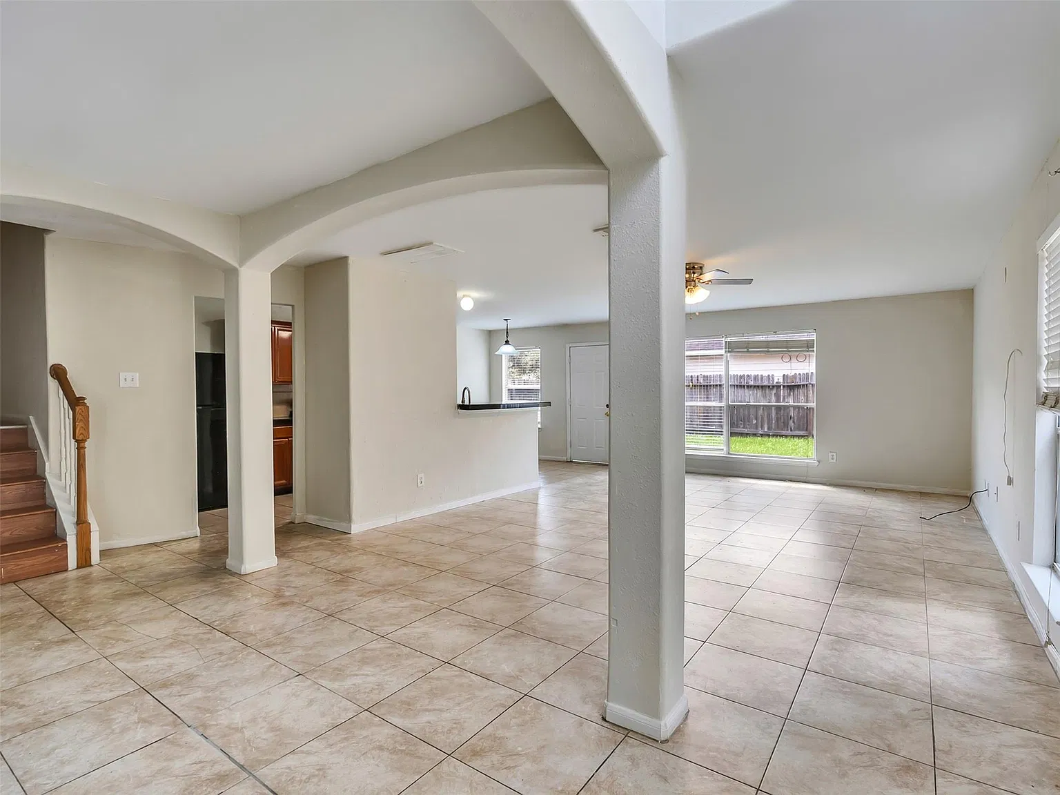 4 bed, 2.5 bath, 1972 sqft, $1,900 — Photo 4