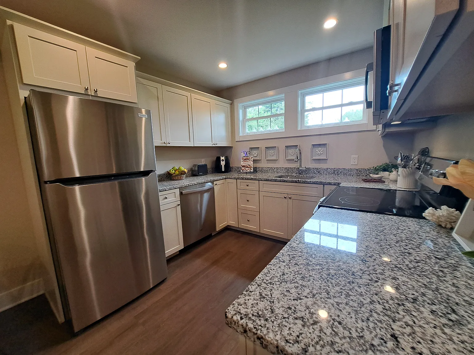 Studio, 1000 sqft, $2,100 — Photo 4