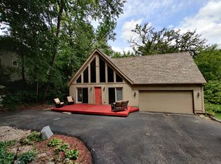 210 Baron Dr, Spring Grove, IL 60081