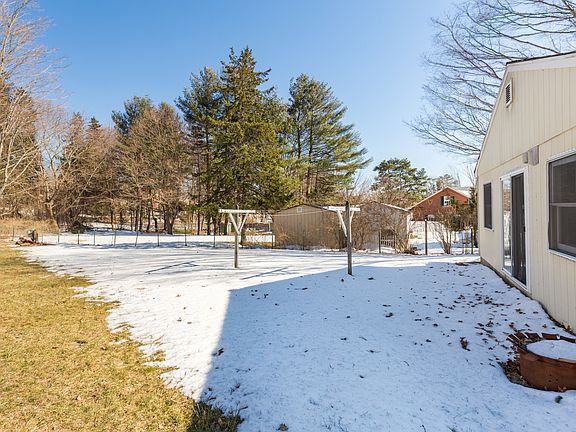 3rd image of 44 Hillcrest Dr