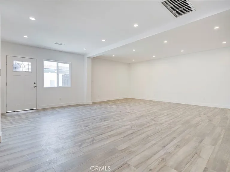 11326 Haskell Ave — Photo 3