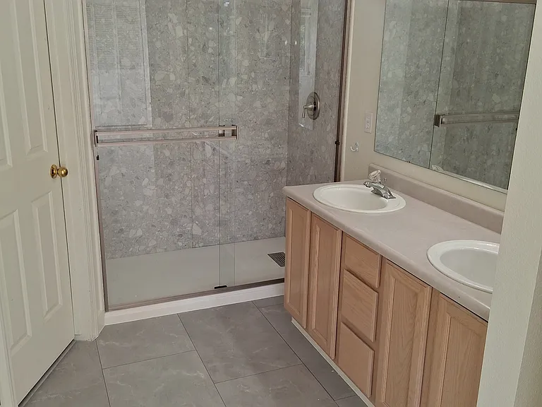515 W State St — Photo 4