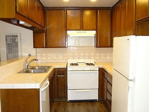 4th image of 440 W Milford St #102