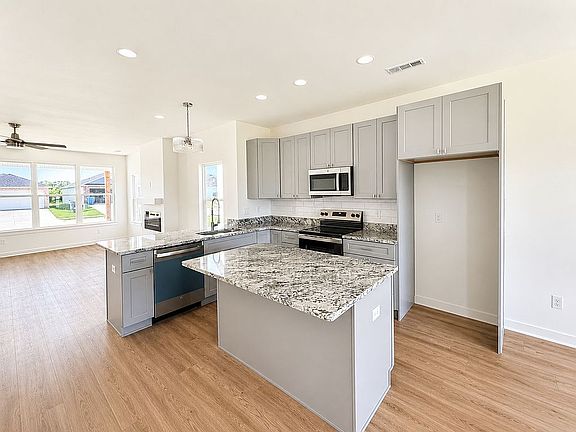 4th image of 1733 Edens St