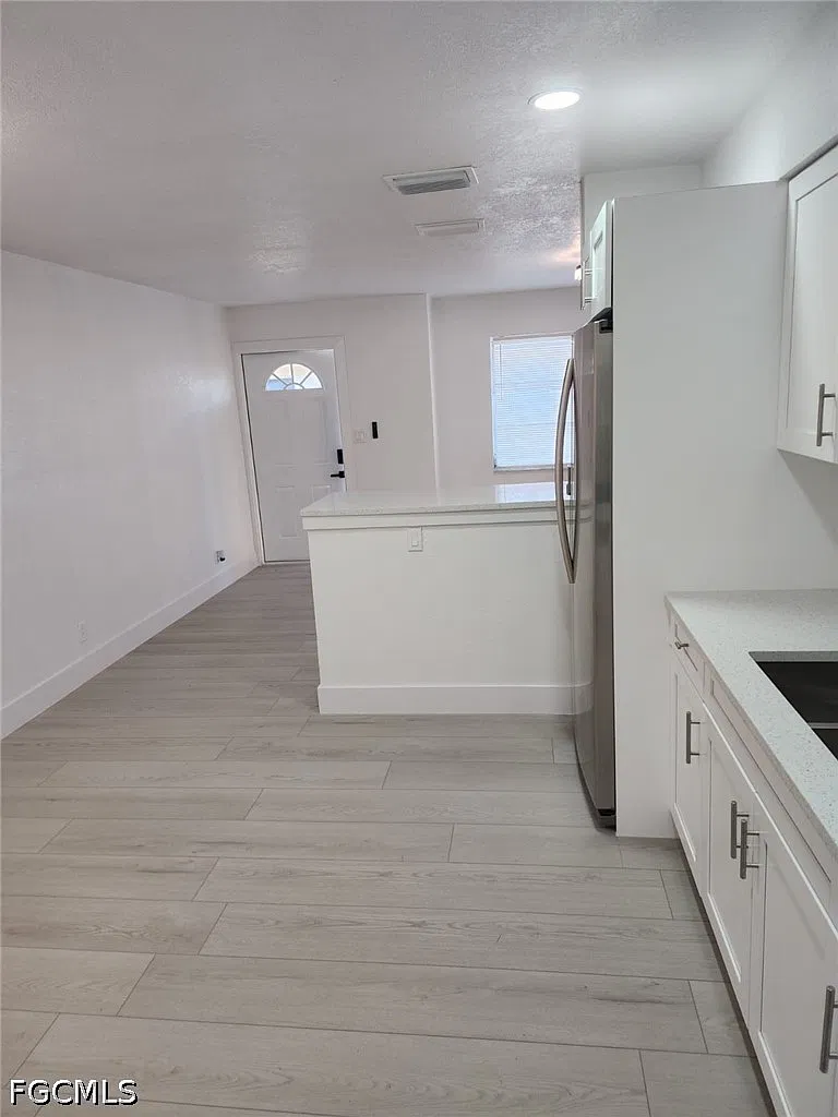 2 bed, 1.0 bath, 3072 sqft, $1,300 — Photo 4