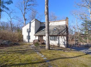 26 Flaming Arrow Rd, Mahwah, NJ 07430