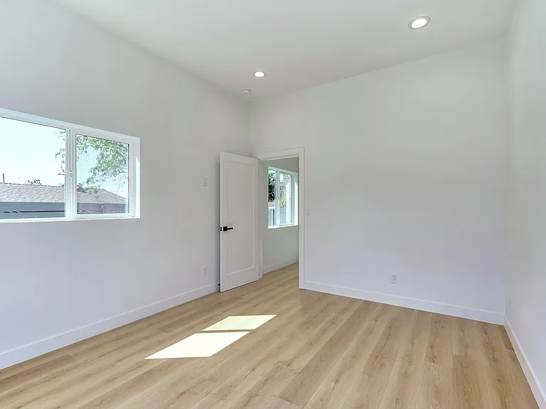2576 Avenida De Las Plantas #B — Photo 15