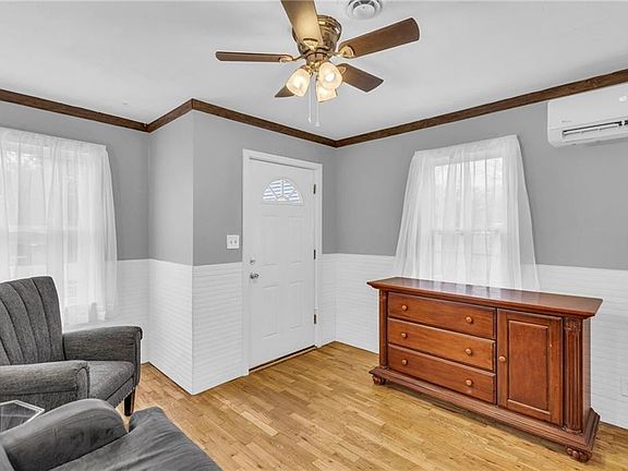 5th image of 409 W Mechanic Ave