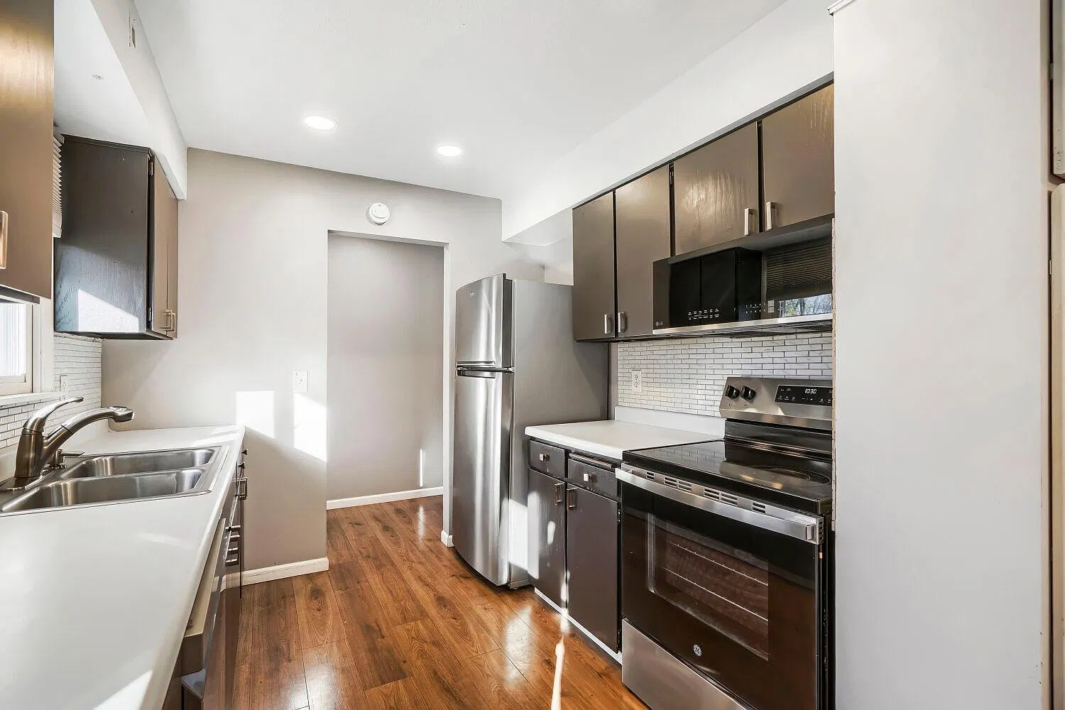 4 bed, 2.0 bath, 2000 sqft, $2,895 — Photo 2