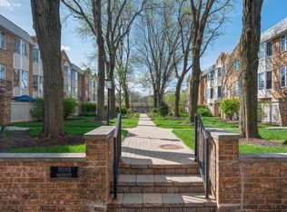 110 Bishop Quarter Ln, Oak Park, IL 60302