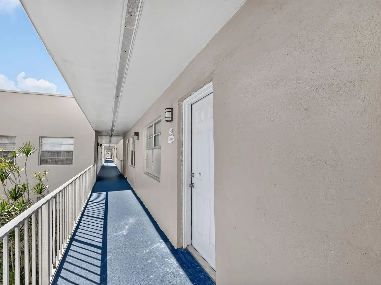 2 bed, 2.0 bath, 902 sqft, $2,000 — Photo 2
