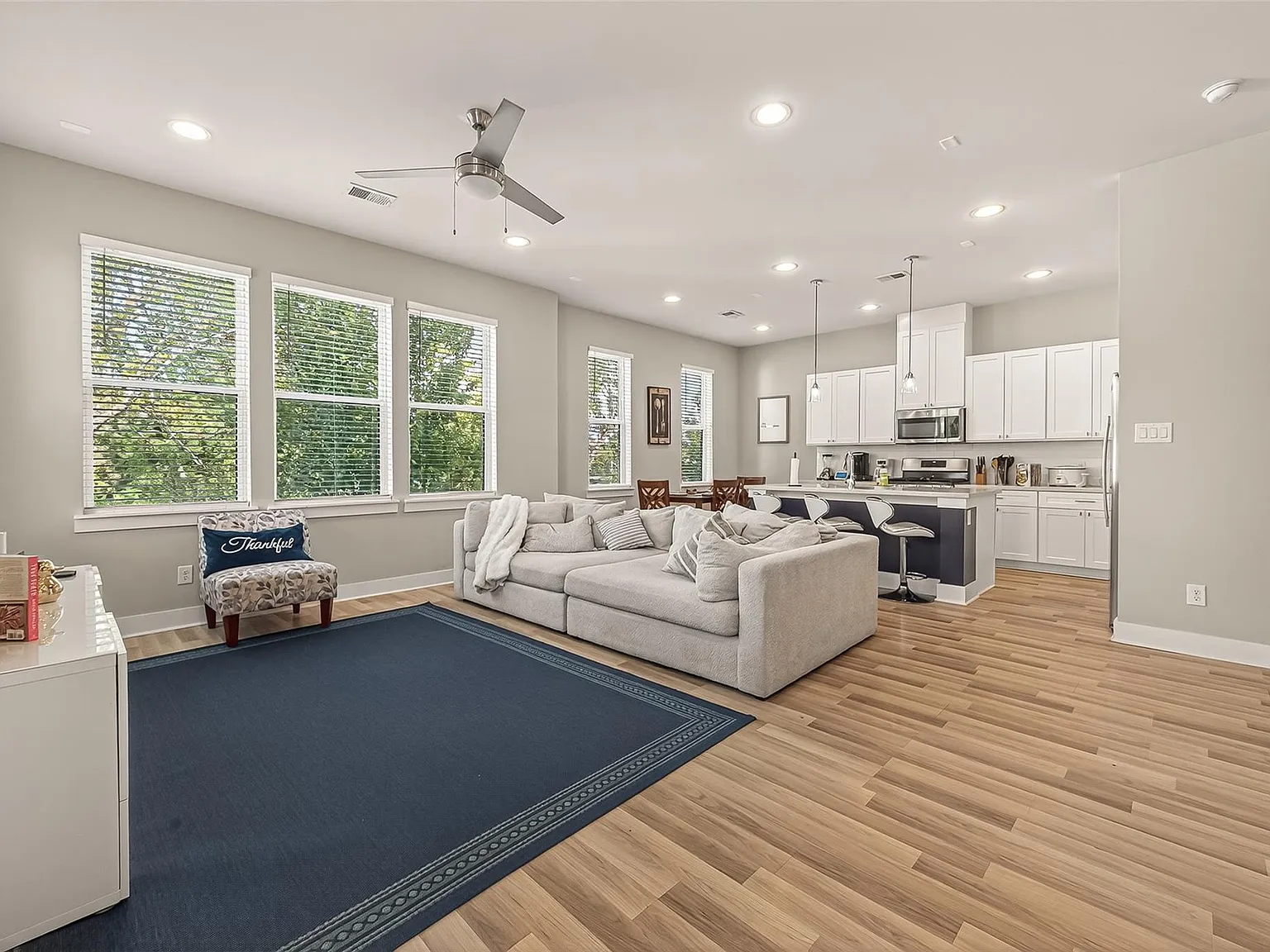 3 bed, 3.0 bath, 1884 sqft, $2,400 — Photo 4