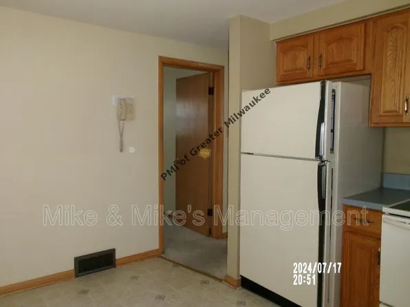 2551 S 68th St, Milwaukee, WI 53219