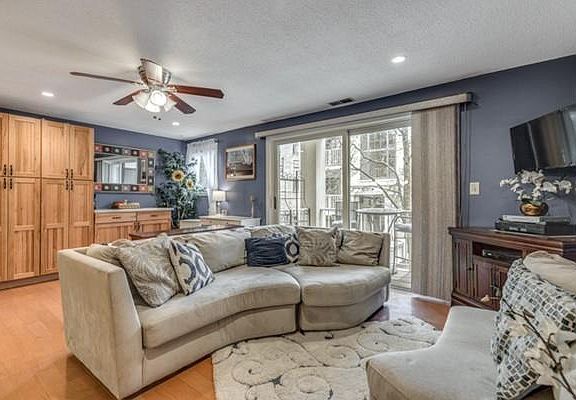 5th image of 10 Bourbon St APT 7