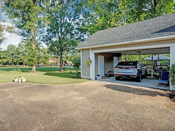 4th image of 806 Bridgeport Dr