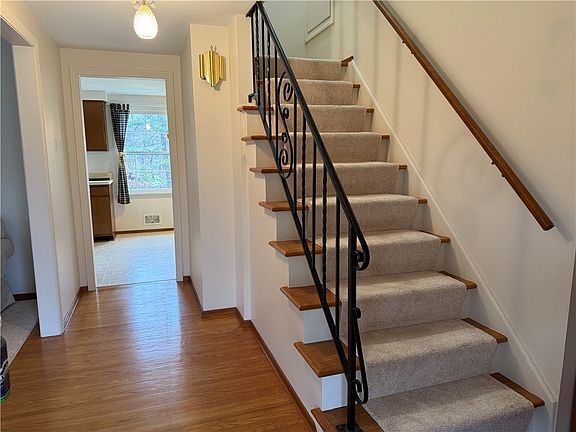4th image of 20 White Birch Cir