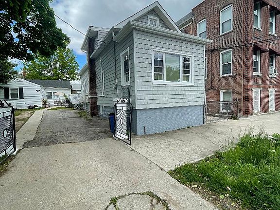 3rd image of 839 Clarence Avenue