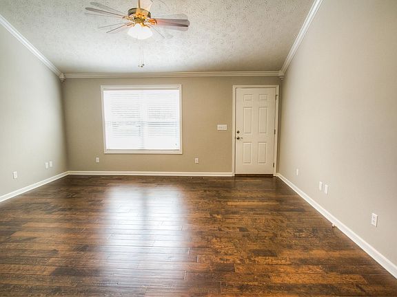 3rd image of 209 Oakdale Dr