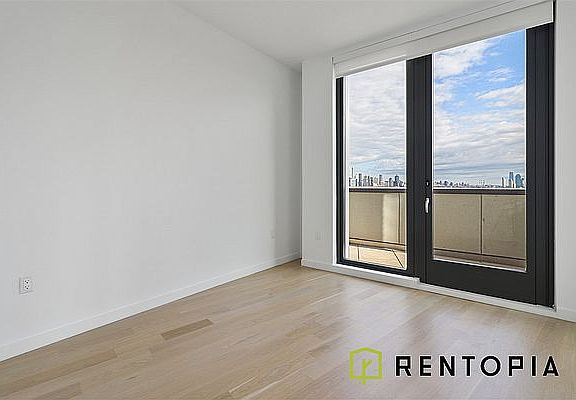 5th image of 329 Broadway #1401A