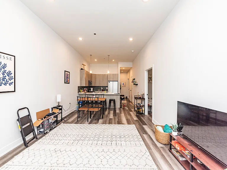 2317 N Clark — Photo 37
