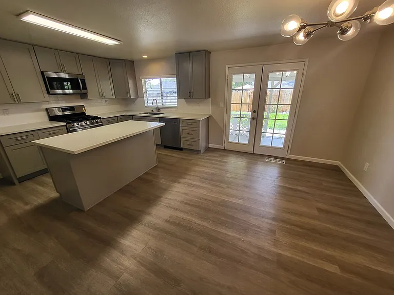 2621 Woodcrest Ln — Photo 3