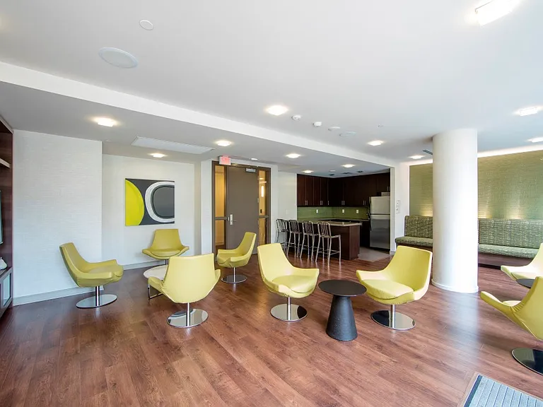 570 Bay St E — Photo 17