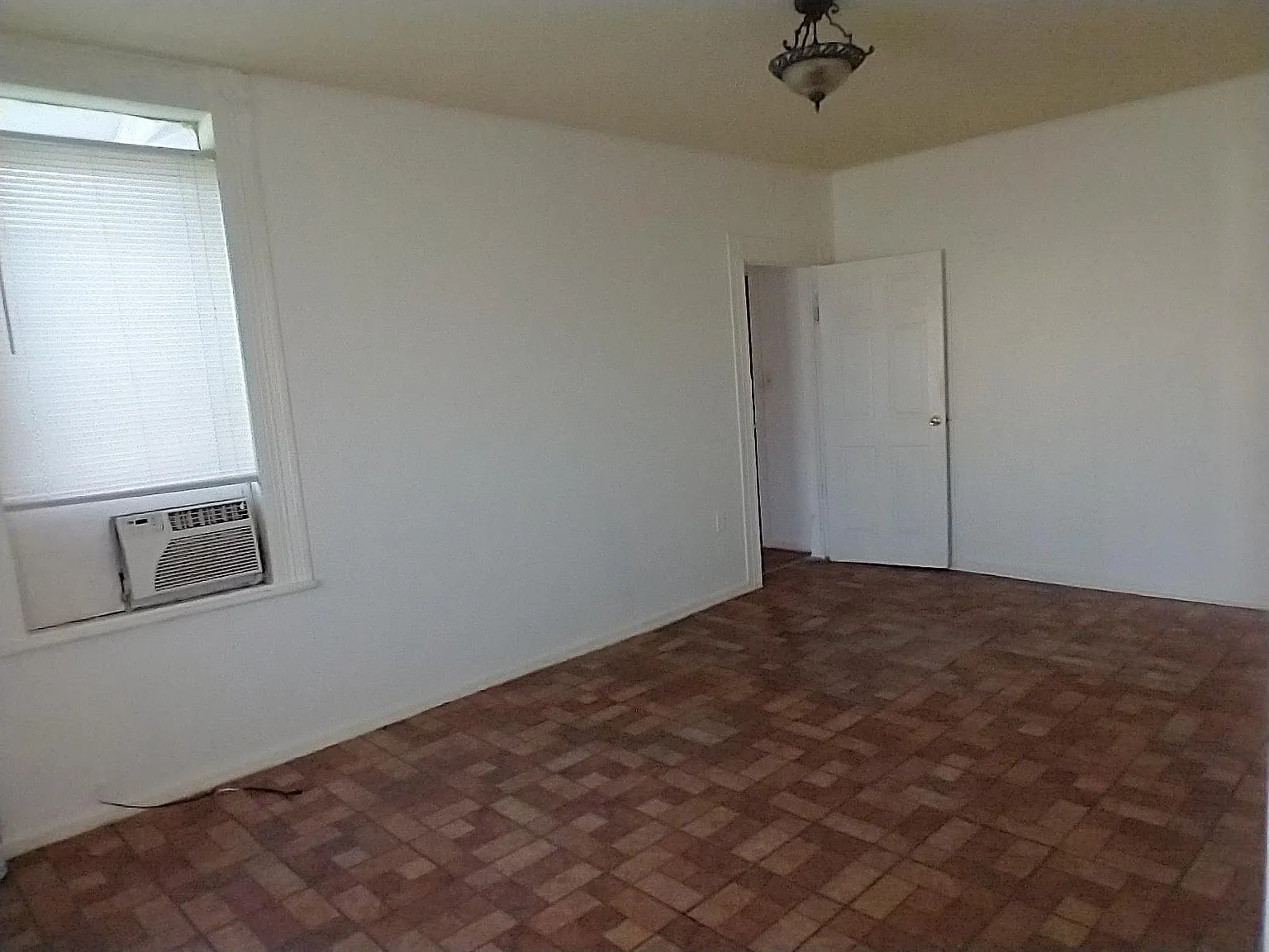 2747 W Green St — Photo 4