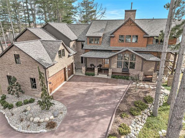 9796 Lake Edge Dr, Brighton, MI 48114