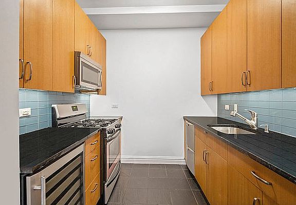 3rd image of 88 W Washington Plce #5B