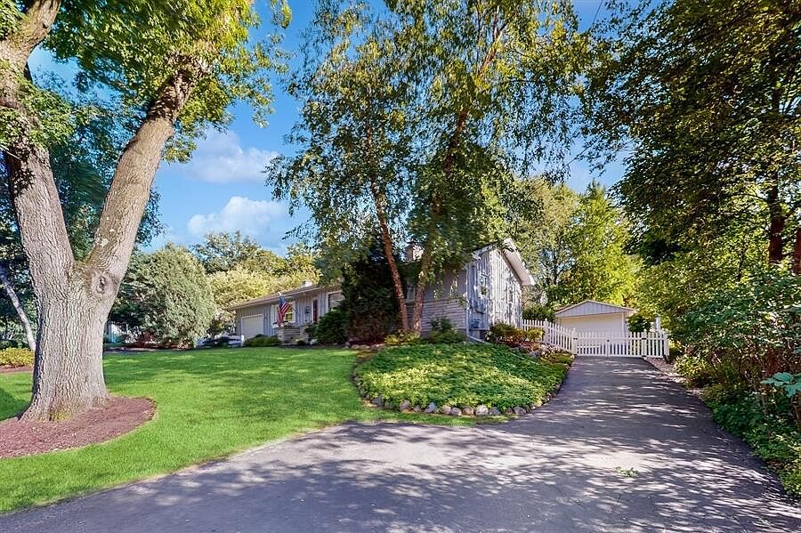 225 Pottawatomi DRIVE, Fontana, WI 53125 MLS 1848939 Zillow